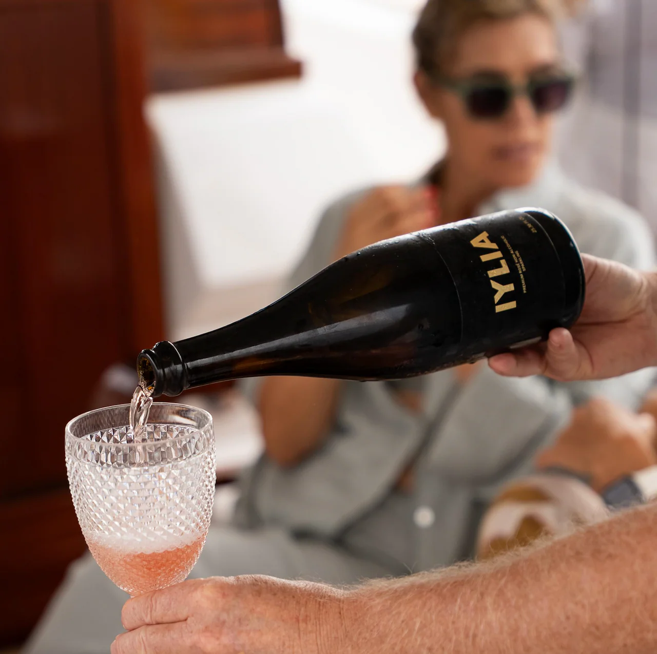 IYLIA Premium Rose Non-Alcoholic Sparkling Rose 750 ml product image 3